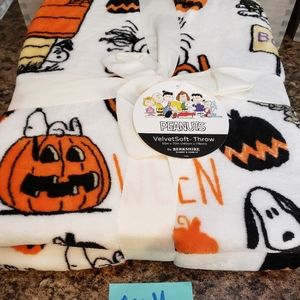 Peanuts Halloween 60th Anniversary Blanket Pumpkin